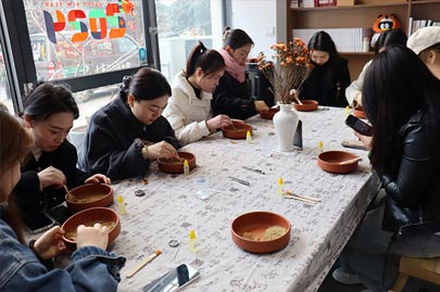 河南賽諾威全體女同事“甜蜜女神節(jié)，藝術DIY”活動慶祝3月8日女神節(jié)快樂！